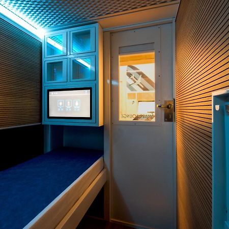 Resting Pods - Zzzleepandgo Wien Airport Schwechat Exteriör bild